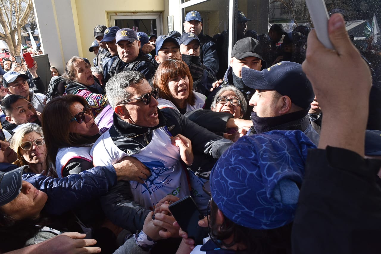 En este momento estás viendo Repudiamos la violenta represión policial en la Legislatura