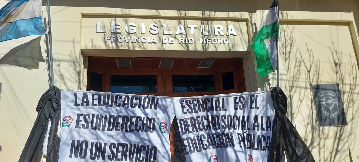 Lee más sobre el artículo UnTER presentó en la Legislatura posicionamiento sobre la ilegalidad e inconstitucionalidad del proyecto que declara a la educación como servicio esencial