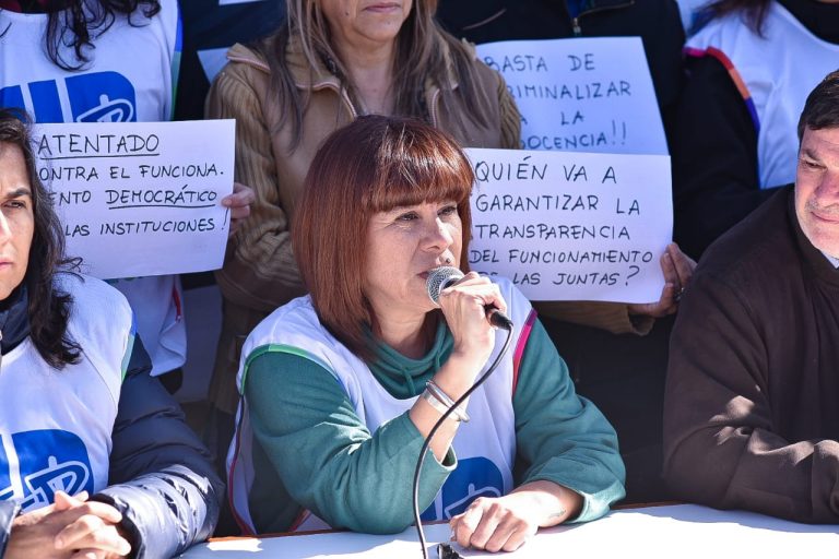 Lee más sobre el artículo Frente a la persecución del gobierno de Río Negro a la UnTER, la palabra de lxs trabajadorxs