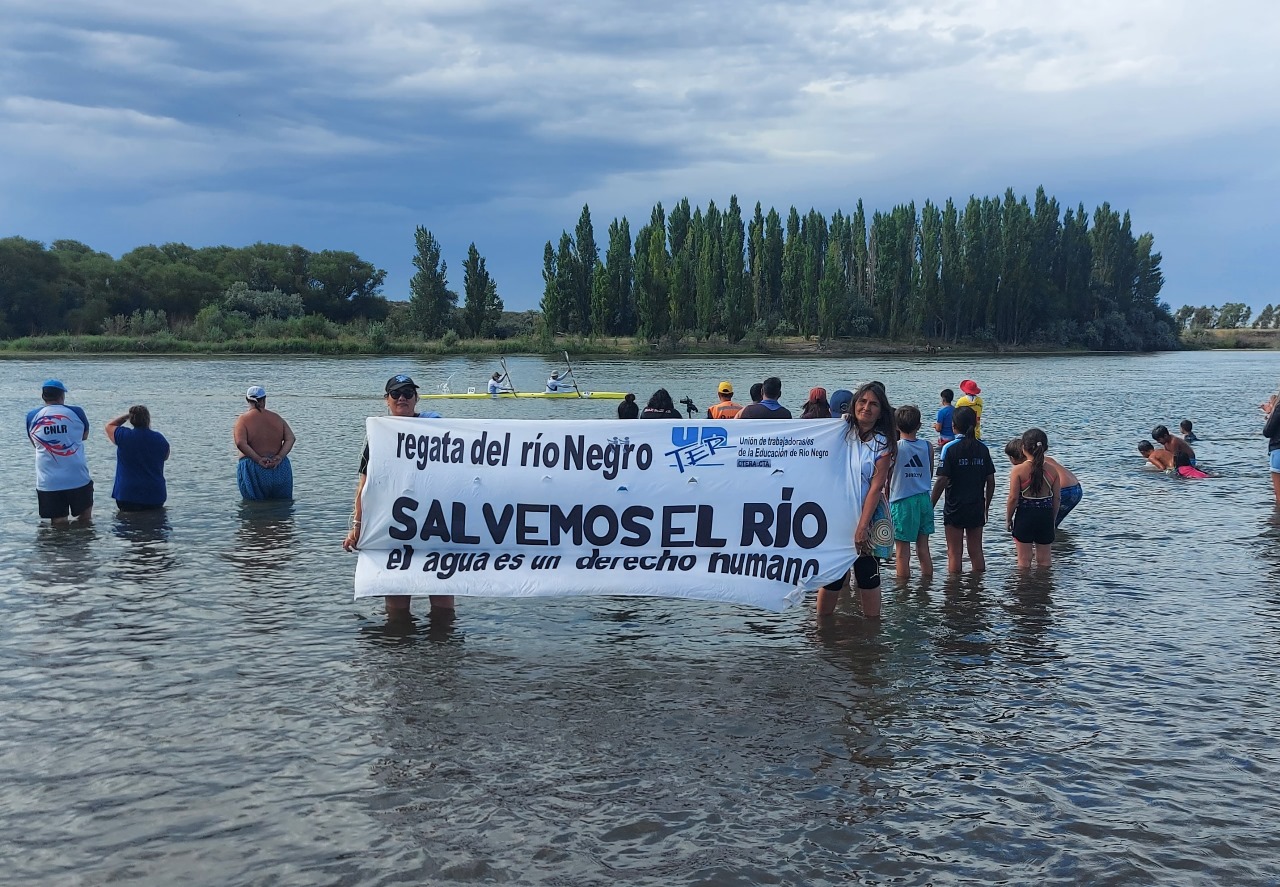 Lee más sobre el artículo UnTER en la Regata del Río Negro en defensa del agua