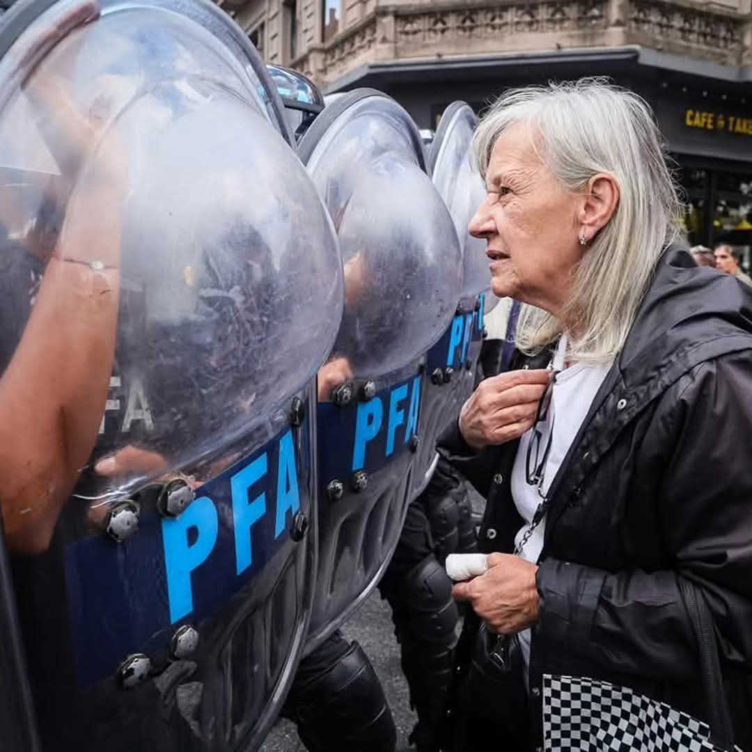 En este momento estás viendo Repudiamos la represión contra lxs jubiladxs en la marcha de hoy en Buenos Aires